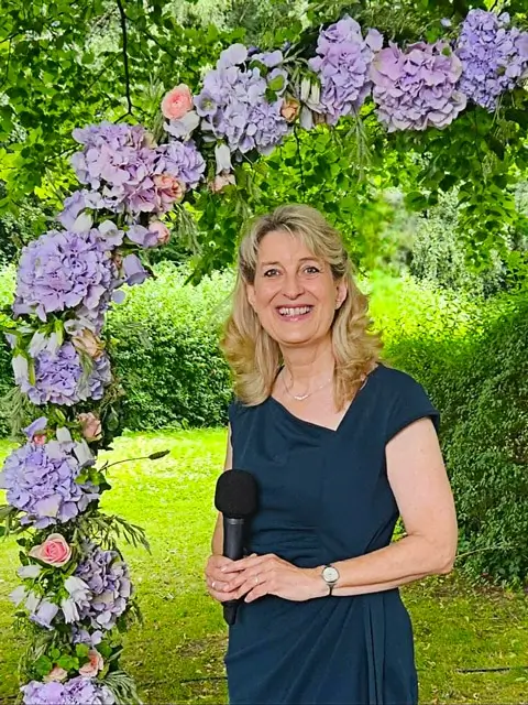 Hochzeitsrednerin Ada unter einem Blumenstrauss - Ada freie Rednerin