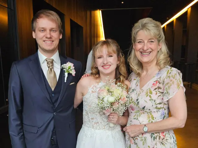 Das Hochzeitspaar und Ada Freie Hochzeitsrednerin