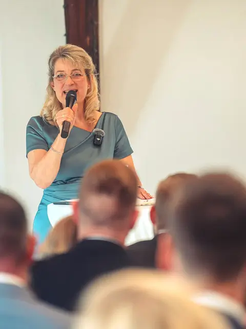 Moderation 1 Ada moderiert eine Firmenveranstaltungen - ada-rednerin