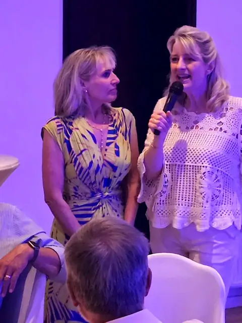 zwei Frauen bei einer geburtstagsparty ada freie rednerin