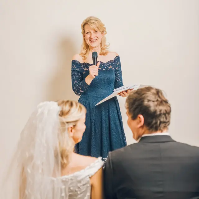 Home 8 Ada bei einer Freien Trauung mit Hochzeitspaar