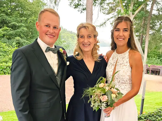 Freie Trauung 21 Hochzeitspaar mit Ada Traurednerin