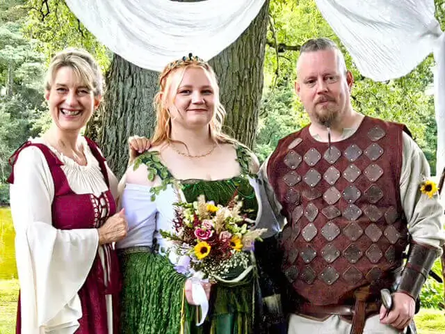 Freie Trauung 18 hochzeitspaar mit A-da-Rednerin im Mittelalter Kostüm